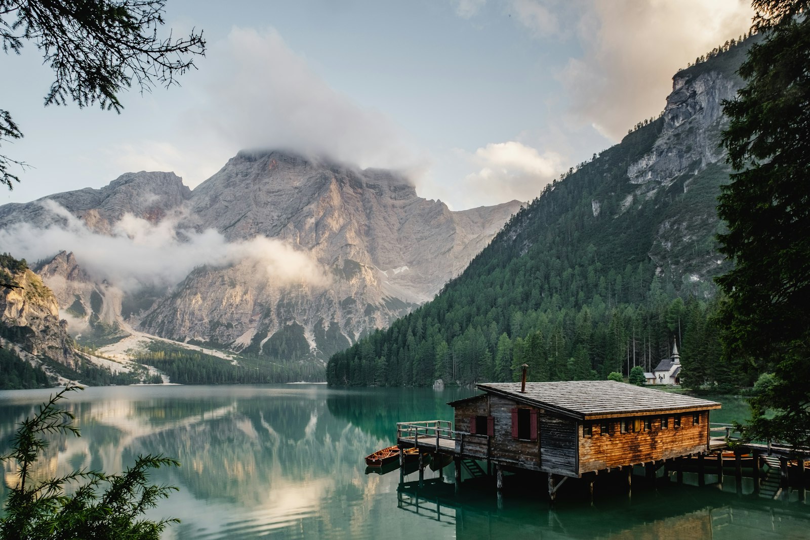 The cabin by still water beneath the Telemark fjell